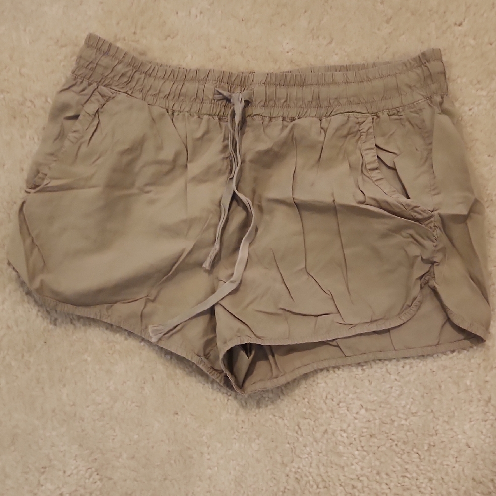 Lou & Grey Tan Women's Cargo Shorts